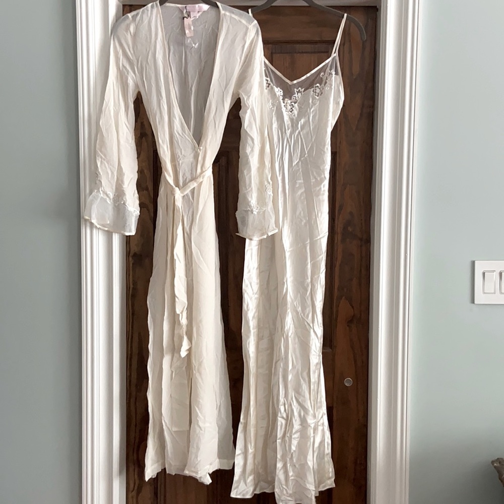 Victoria’s Secret vintage Bridal Nightgown and Robe Set. Brand New (Size XS/S)